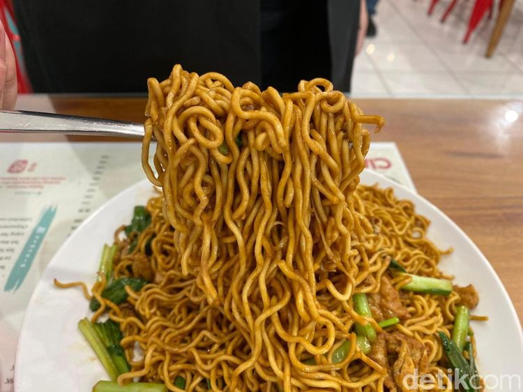 Dijamin Kenyang! Makan Nasi Goreng Merah hingga Mie Goreng Porsi Brutal