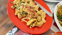 Terakhir ada menu Ayam Telur Asin (Rp 58.000), tampil dengan porsi yang tetap melimpah meski ukurannya normal.  Foto: detikFood