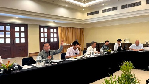 Direktur Eksekutif Walhi Bali, Made Krisna Bokis Dinata, hadir dalam pertemuan pembahasan ANDAL RKL-RPL proyek terminal LNG dan fasilitas pipa penyaluran gas di Hotel Mercure Sanur, Denpasar, Rabu (26/3/2025). (Dok. Walhi Bali)