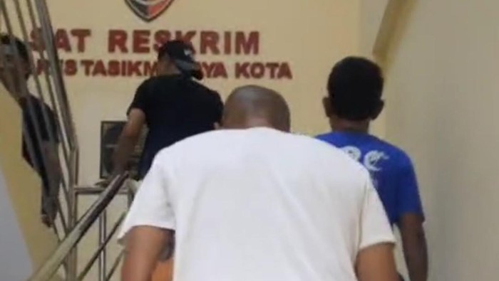 Dua pria digelandang ke Mapolres Tasikmalaya Kota terkait kekisruhan di kantor ojol Tasikmalaya.