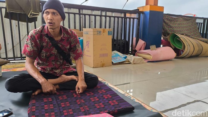Emin di lapak pijatnya di rest area Palikanci Cirebon