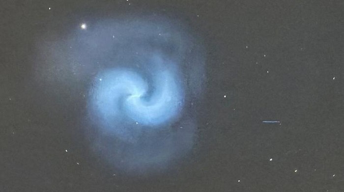 Warga Eropa terkejut ketika mereka melihat bentuk spiral berwarna biru dan putih di langit mereka. Ternyata, misi SpaceX yang menjadi penyebab hal itu terjadi.