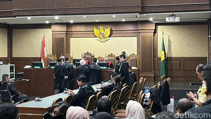 Febri Diansyah dipanggil oleh KPK sebagai saksi dalam kasus dugaan suap Harun Masiku. Namun, Febri masih mendampingi kliennya, Hasto di persidangan Tipikor. Foto: Anggi/detikcom.