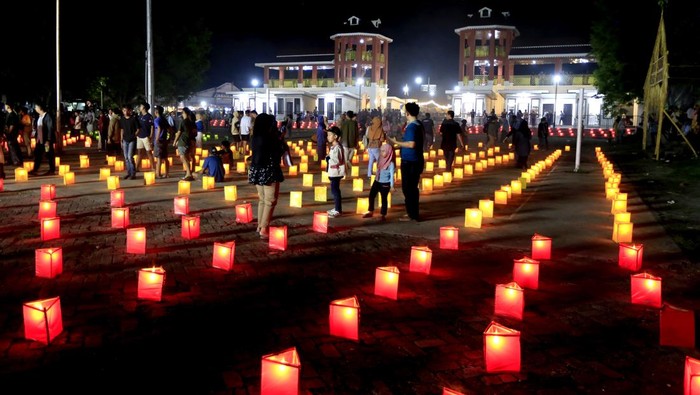 Festival Green Tumbilotohe di Gorontalo Sejumlah pelajar mengikuti pawai obor di lokasi Tumbilotohe atau malam pasang lampu di Siendeng, Kota Gorontalo, Gorontalo, Rabu (26/3/2025). Pemerintah daerah setempat menggelar Festival Green Tumbilotohe yang dilakukan pada malam ke 27 bulan Ramadhan menampilkan pawai obor, lampu tohetutu, padamala hingga lampu botol dengan menggunakan bahan bakar minyak kelapa. ANTARA FOTO/Adiwinata Solihin/foc.