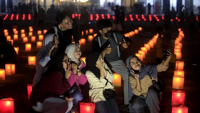 Festival Green Tumbilotohe di Gorontalo Sejumlah pelajar mengikuti pawai obor di lokasi Tumbilotohe atau malam pasang lampu di Siendeng, Kota Gorontalo, Gorontalo, Rabu (26/3/2025). Pemerintah daerah setempat menggelar Festival Green Tumbilotohe yang dilakukan pada malam ke 27 bulan Ramadhan menampilkan pawai obor, lampu tohetutu, padamala hingga lampu botol dengan menggunakan bahan bakar minyak kelapa. ANTARA FOTO/Adiwinata Solihin/foc.