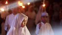 Sejumlah pelajar mengikuti pawai obor di lokasi Tumbilotohe atau malam pasang lampu di Siendeng, Kota Gorontalo. 