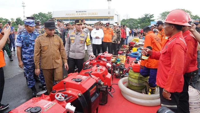 Forkopimda Riau menggelar apel pasukan kesiapsiagaan bencana karhutla.