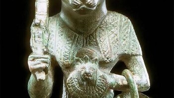 Bastet, Dewi Mesir yang Sangat Berbakat, Tampil di Sini dengan Kemuliaan Perunggu Penuh—Mengenakan Anting Emas, Memegang Sistrum, dan Mengenakan Aegis Berkepala Singa Betina Foto: Boredpanda