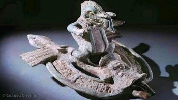 Artefak Menakjubkan dari Peradaban Maya, Di Mana Sosok Pakal yang Penuh Misteri Menjadi Hidup. Bagian Bawah Secara Menawan Mengilustrasikan Dia Berpakaian Kostum Ular Berbulu, Seolah-olah Mengemudikan Mesin Terbang Misterius Foto: Boredpanda