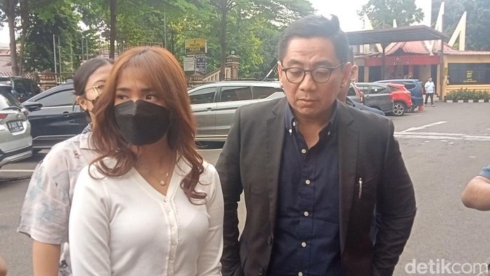 Fuji melaporkan mantan rekan kerja ke Polres Jakarta Selatan.