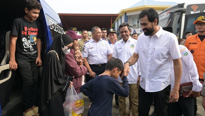 Gubernur Aceh Mualem lepas pemudik. (Dok Pemprov Aceh)
