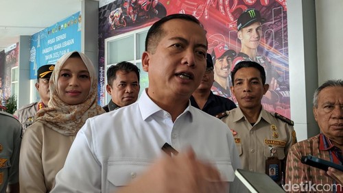 Gubernur NTB Lalu Iqbal memberi keterangan saat meninjau arus mudik di Bandara Internasional Lombok, Kamis (27/3/2025).