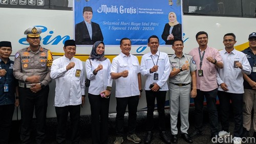 Gubernur NTB Lalu Muhamad Iqbal saat melepas peserta mudik gratis di Dinas Perhubungan NTB, Kamis (27/3/2025). (Foto: Ahmad Viqi/detikBali)