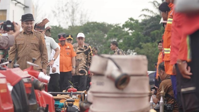 Gubernur Riau, Abdul Wahid mengecek persiapan alat. (Dok Diskominfotik Riau)