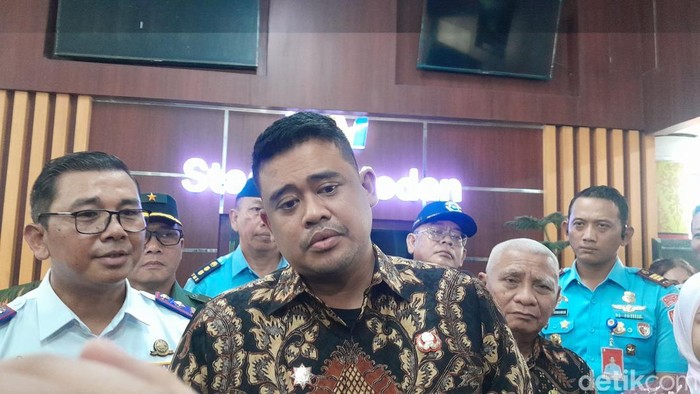 Gubsu Bobby saat memberikan keterangan terkait mudik gratis di Stasiun Kereta Api Medan. (Nizar Aldi/detikSumut)