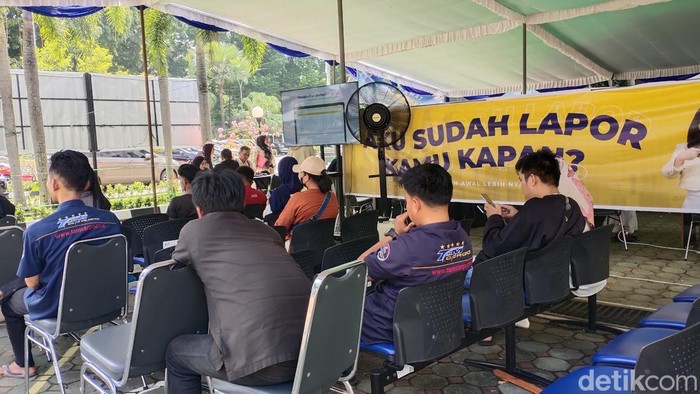 Hari terakhir buka, masyarakat masih antre lapor pajak tahunan