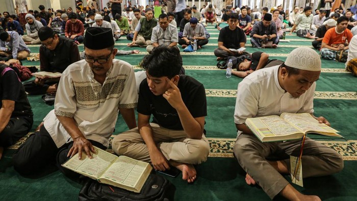 Iktikaf di Masjid Besar Baiturrahman Semarang Umat Islam membaca Al Quran saat beriktikaf di Masjid Besar Baiturrahman, Semarang, Jawa Tengah, Kamis (27/3/2025). Memasuki 10 hari terakhir bulan Ramadhan 1446 H umat muslim memadati masjid guna menambah amalan dan meningkatkan ibadah di bulan suci Ramadhan dengan membaca Al Quran, shalat Tahajud (malam) serta berdzikir untuk meraih malam Lailatul Qadar atau malam yang dalam Al Quran digambarkan memiliki kemuliaan karena lebih baik dari seribu bulan. ANTARA FOTO/Makna Zaezar/foc.