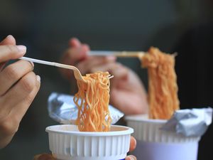 Benarkah Mi Instan dan Soda Bisa Sebabkan Kematian? Ini Penjelasan Dokter