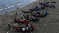 Foto udara nelayan menjual ikan hasil tangkapan di kawasan pantai Lam Awe, Aceh Besar, Aceh, Kamis (27/3/2025).