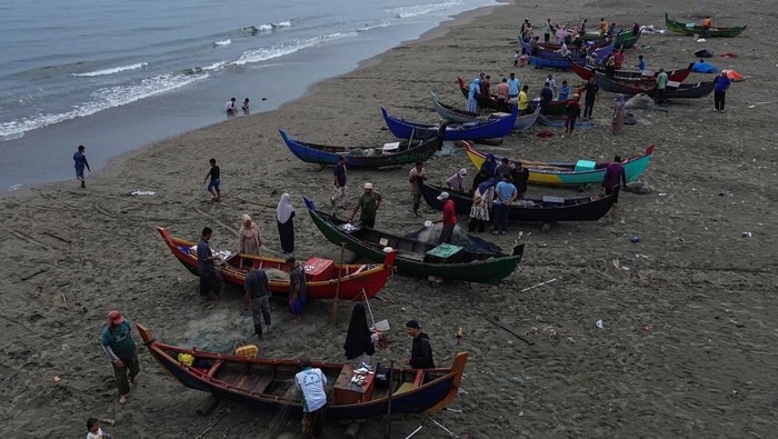 Foto udara sejumlah kapal bersandar di Pelabuhan Perikanan Samudera (PPS) Lampulo, Banda Aceh, Aceh, Kamis (27/3/2025). Menjelang Lebaran mayoritas nelayan di Aceh libur melaut sejak H-3 untuk merayakan tradisi meugang menyambut Idul Fitri 1446 Hijriah, dan akan kembali melaut pada H+3 Lebaran mendatang. ANTARA FOTO/Khalis Surry/foc.