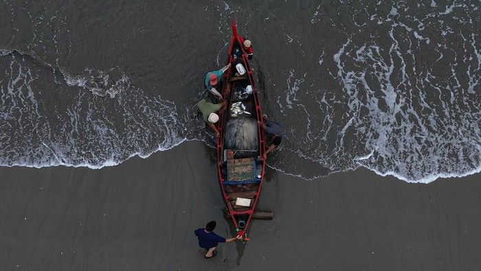 Foto udara sejumlah kapal bersandar di Pelabuhan Perikanan Samudera (PPS) Lampulo, Banda Aceh, Aceh, Kamis (27/3/2025). Menjelang Lebaran mayoritas nelayan di Aceh libur melaut sejak H-3 untuk merayakan tradisi meugang menyambut Idul Fitri 1446 Hijriah, dan akan kembali melaut pada H+3 Lebaran mendatang. ANTARA FOTO/Khalis Surry/foc.