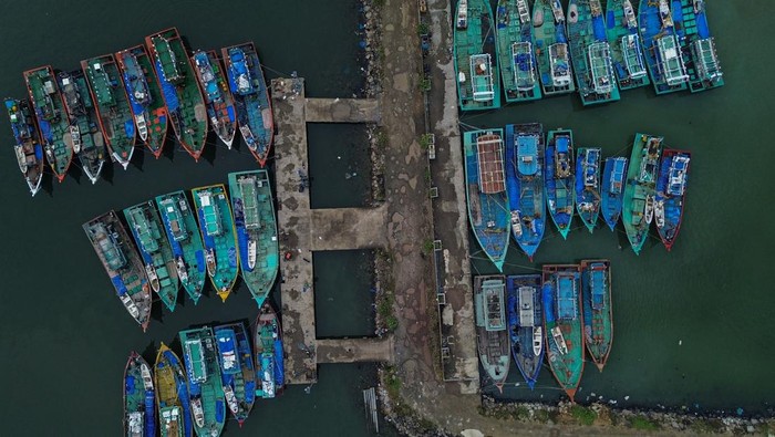 Foto udara sejumlah kapal bersandar di Pelabuhan Perikanan Samudera (PPS) Lampulo, Banda Aceh, Aceh, Kamis (27/3/2025). Menjelang Lebaran mayoritas nelayan di Aceh libur melaut sejak H-3 untuk merayakan tradisi meugang menyambut Idul Fitri 1446 Hijriah, dan akan kembali melaut pada H+3 Lebaran mendatang. ANTARA FOTO/Khalis Surry/foc.
