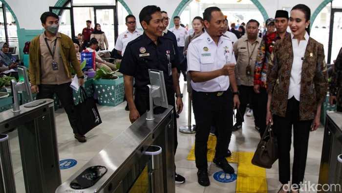 Menteri Pariwisata (Menpar) Widiyanti Putri Wardhana meninjau sarana-prasarana serta destinasi wisata menjelang libur Idul Fitri. Widi mengecek hotel, stasiun, serta Jakarta Aquarium.