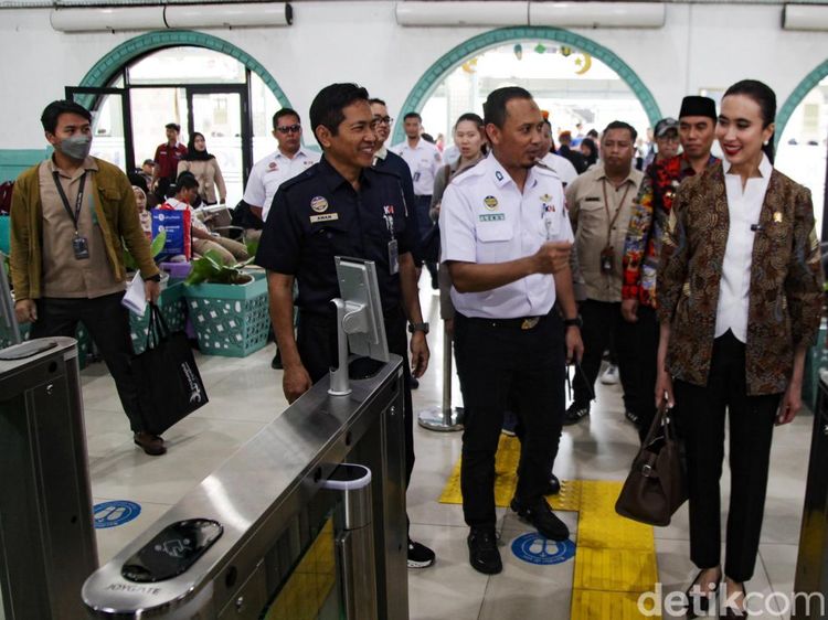 Jelang Libur Lebaran, Menpar Widi Cek Stasiun-Jakarta Aquarium