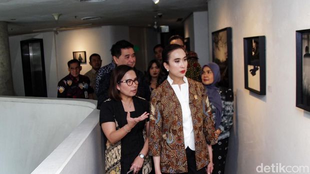 Menteri Pariwisata (Menpar) Widiyanti Putri Wardhana meninjau sarana-prasarana serta destinasi wisata menjelang libur Idul Fitri. Widi mengecek hotel, stasiun, serta Jakarta Aquarium.