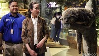 Lokasi yang ketiga, Widi mengecek Jakarta Aquarium Safari di Jakarta Barat. Widi juga berfoto bersama satwa binturong.