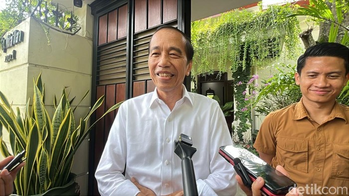 Presiden Ke-7 Joko Widodo (Jokowi) saat ditemui di kediamannya di Sumber, Kota Solo, Kamis (27/3/2025).