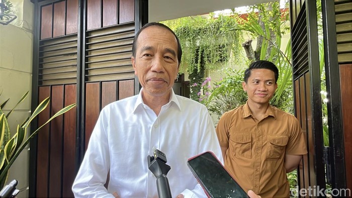 Presiden Ke-7 RI, Joko Widodo (Jokowi) saat ditemui di kediamannya di Sumber, Banjarsari, Solo, Kamis (27/3/2025).