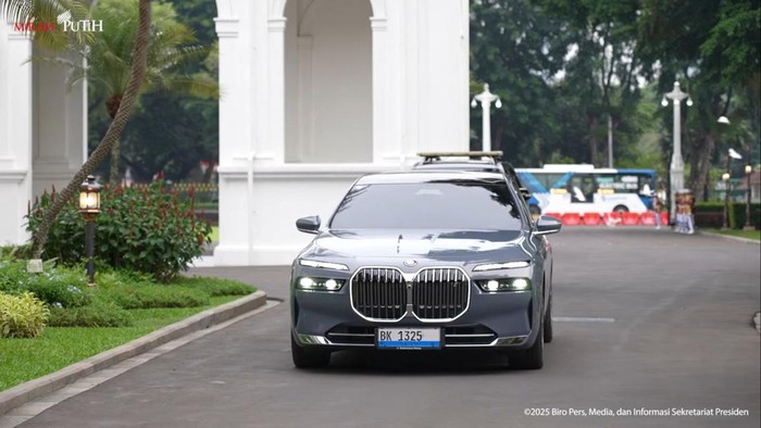 Jokowi bukber sama Prabowo naik BMW i7.