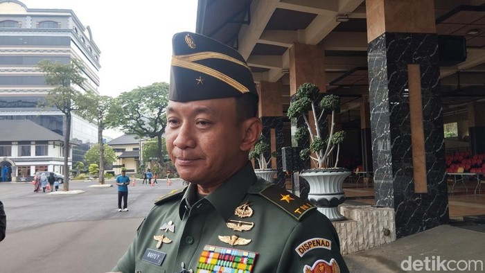 TNI AD Bantu Pemakaman Warga Tewas Korban Ledakan Amunisi di Garut