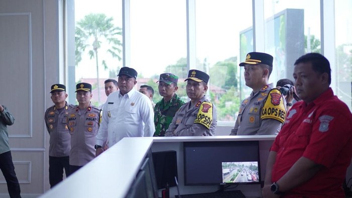Kapolda Jawa Barat (Jabar) Irjen Akhmad Wiyagus saat meninjau Pos Gadog di Jalan Raya Puncak, Bogor, Jawa Barat
