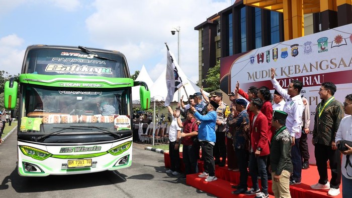 Kapolda Riau melepas bus mudik gratis tujuan Sumbar dan Sumut, Kamis (27/3/2025).