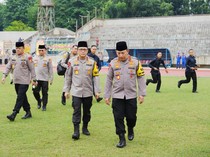 Kapolri Kunjungi Kelurga AKP Anumerta Lusiyanto-Aipda Anumerta Petrus di Sumsel