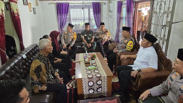 Kapolri Jenderal Listyo Sigit Prabowo mengunjungi kediaman keluarga Aipda Anumerta Petrus Apriyanto di OKU Timur, Sumatera Selatan