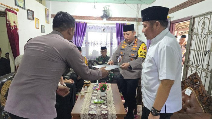 Kapolri Jenderal Listyo Sigit Prabowo mengunjungi kediaman keluarga Aipda Anumerta Petrus Apriyanto di OKU Timur, Sumatera Selatan