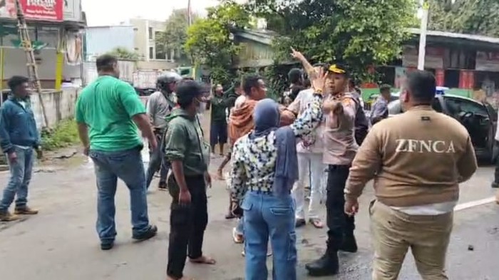 Kapolsek Kelapa Gading Kompol Seto Handoko mencoba menenangkan kelompok massa yang bentrok di Jalan Pegangsaan Dua.