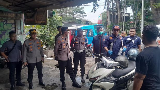 Kapolsek Kelapa Gading Kompol Seto Handoko turun ke lapangan membubarkan bentrok massa.