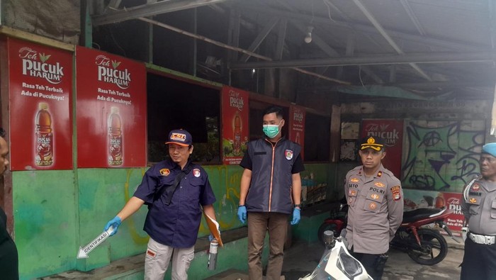 Kapolsek Kelapa Gading Kompol Seto Handoko turun ke lapangan membubarkan bentrok massa.