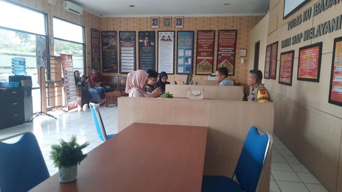 Karyawan kantor ojol saat melapor ke Mapolres Tasikmalaya Kota.