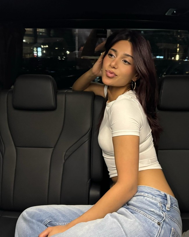 Romeny membawa pacarnya, Katy Esistia, untuk menonton langsung pertandingan Indonesia pertama kali di GBK. Dalam postingannya, Katy terlihat santai mengenakan padanan t-shirt dan celana jeans ketika datang ke GBK.Foto: Instagram @katyesistia