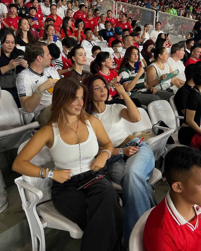 Katy yang datang bersama kakak Ole terlihat antusias mengunjungi Jakarta dan mendukung pemain naturalisasi kelahiran Belanda tersebut. Foto: Instagram @katyesistia