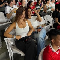 Katy yang datang bersama kakak Ole terlihat antusias mengunjungi Jakarta dan mendukung pemain naturalisasi kelahiran Belanda tersebut. Foto: Instagram @katyesistia