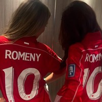 Wanita terlihat juga sempat memamerkan posenya dengan jersey bernama dan nomor punggung Romeny.Foto: Instagram @katyesistia