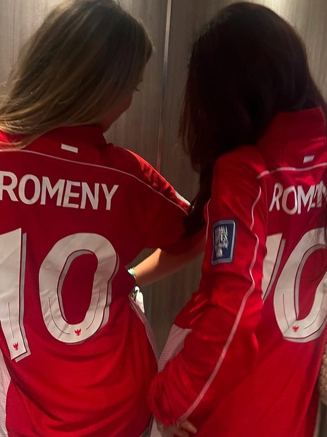 Wanita terlihat juga sempat memamerkan posenya dengan jersey bernama dan nomor punggung Romeny.Foto: Instagram @katyesistia