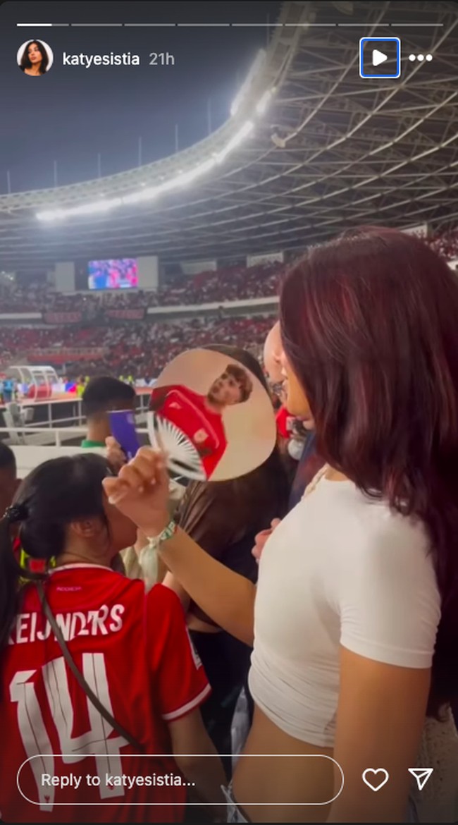 Begini gaya pacar Ole Romeny saat memakai kipas bergambar wajah Ole Romeny di GBK.Foto: Instagram @katyesistia