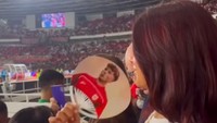 Katy membagikan aktivitasnya menonton pertandingan Ole Romeny di SUGBK di media sosial miliknya. (Foto: Instagram @katyesistia)